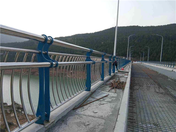 呼和浩特不锈钢桥梁护栏的特点及其在桥梁安全中的重要作用